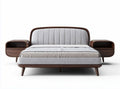 Slaapbank van grijs stof met houten armleuningen 200 x 150 x 90cm